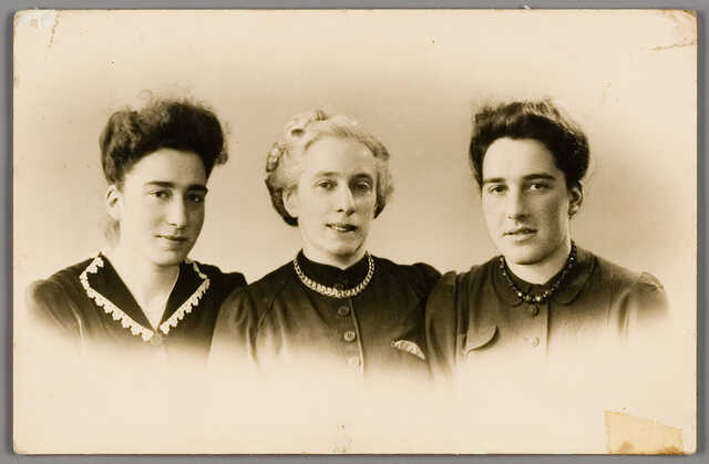 Frederika Elisabeth Ritterband with her daughters Adela (l.) and Helena (r.) about 1936