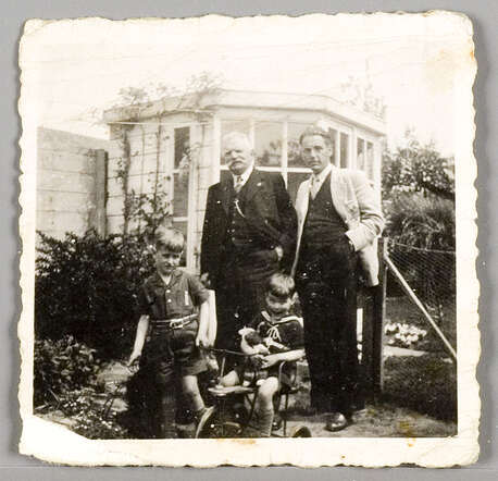Familiefoto gemaakt op de derde verjaardag van Frits Roeper, met zijn vader Max Jacques Roeper, grootvader Piekema en zijn broer Jacques Roeper, 1942