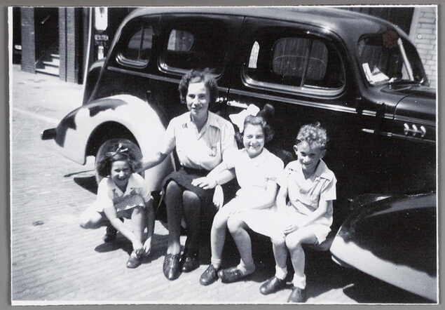 Fijtje van Trommel-de Groot with her three children, about 1939