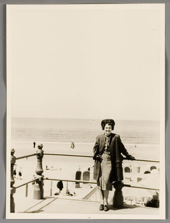 Anny Vromen-Mittler in Scheveningen, about 1938