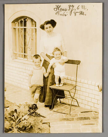 Anna Witt-Cohn and her children