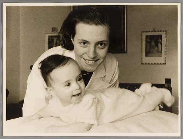 Seraphina van Moppes-Wolf with her little daughter Margaretha Rebecca, about 1940