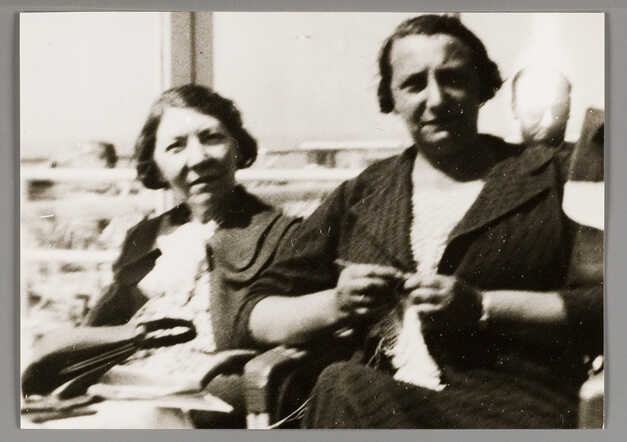 Marianne Abrahamson-Wolff, to the right and Marie, the domestic help, about 1935 (en)