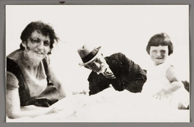 Abraham Mozes met dochter en kleindochter op het strand, ca. 1933