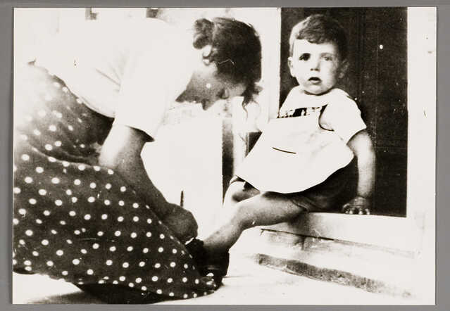 Hester van Gelder-Mozes with her son Silo, about 1939
