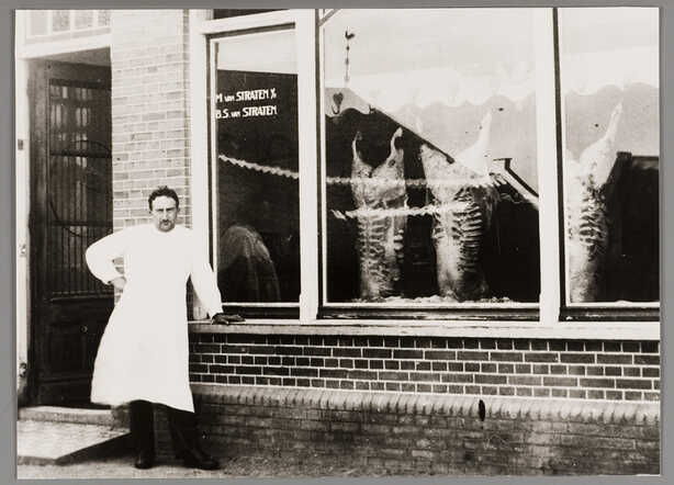 Mozes van Straten before his butcher's shop, about 1930