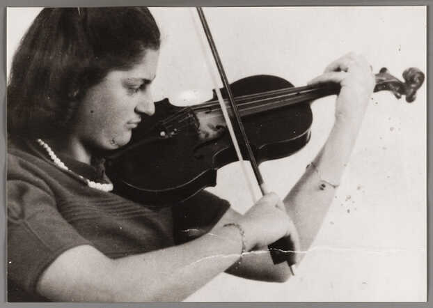 Mietje Wolff, violin playing, about 1940