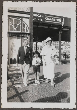 Andries Gobes with his parents, about 1936