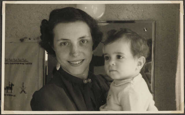Margaretha Rebecca van Moppes on the arms of her mother, May 1941