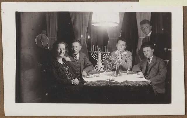 Comprecht Sanders with his spouse and their three sons, Chanukka 1927