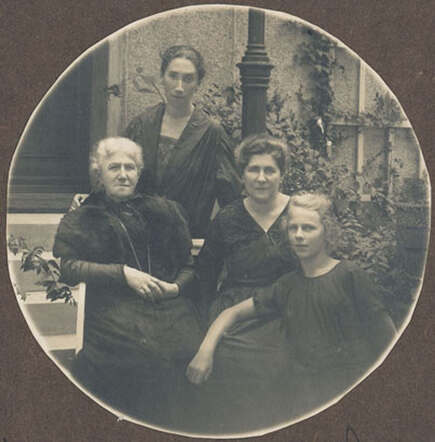 Das Familienbild: from left: grandmother, Grete, mother Wolff and Else, 1930-1940