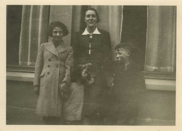 Crisje Joosten-Blom and her children