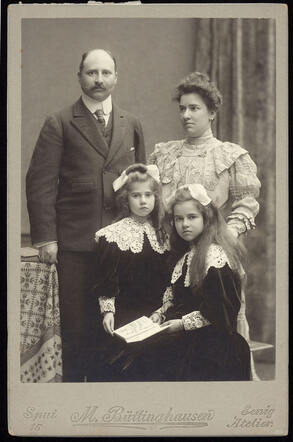 Anna Thérèse Enthoven-Hartogh met haar man en dochters, 1903