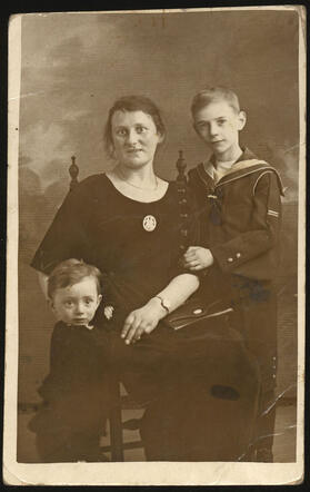 Jeannette Fuldauer-Berlijn and her two sons, about 1925