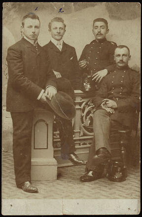 Mozes Gans, eerste links, ca. 1900