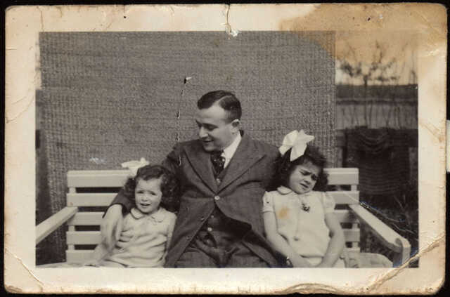 Salomon Frank met Daatje (l) en Betty Ida, ca. 1940