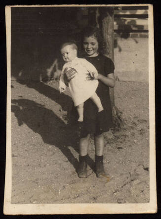 Daatje Frank met een pop, ca. 1940