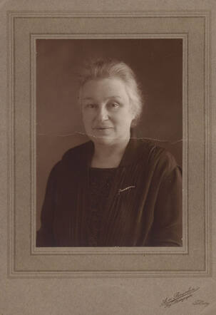 Mimi Hijman-Boasson, about 1910