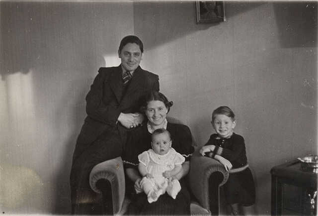 Hijman Vleeschhouwer with his spouse and children, about 1937
