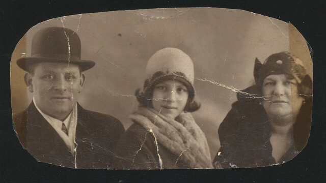 Joseph Markus with his spouse Elisabeth Markus-Jacobs and their daughter Hendrika Markus, about 1936