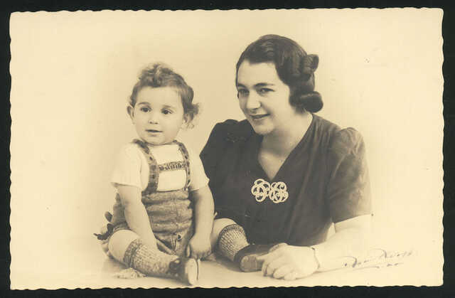 Ester Goldsteen-Stad and her little son Louis, about 1939