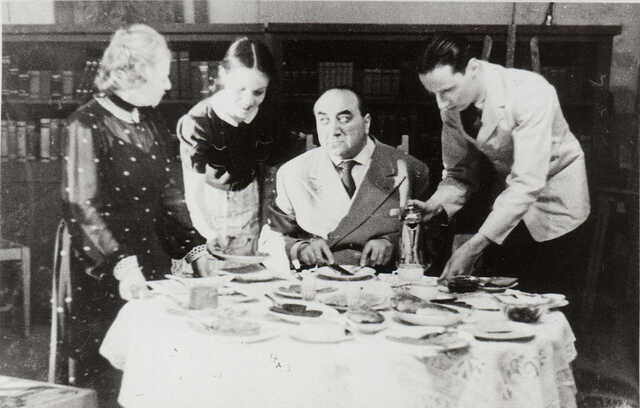 Performance in the Hollandsche Schouwburg with Kurt Gerron in het centre, 1941-1942