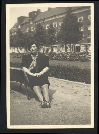 Betsie Lissauer-Hammel near the Noorder Amstellaan in Amsterdam, about 1939