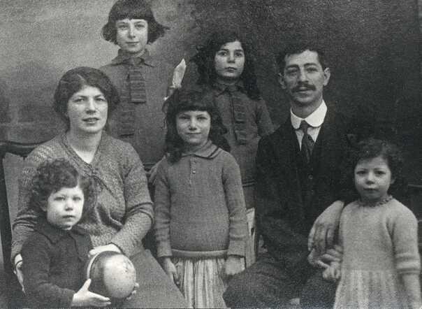 Heintje Nabarro-Stoodel with her family, about 1925