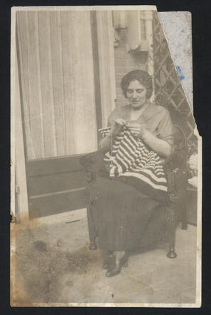 Mevrouw uit de familie van Ments op het balkon, tweede etage.