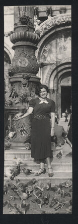 Caroline Josephine Sophie Simons op het San Marco Plein in Venetië, ca. 1939