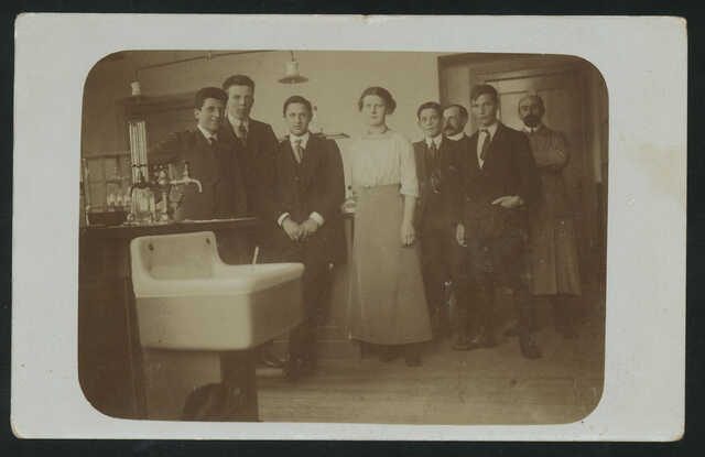 Jacques Hartog (rechts) op ongeveer 18-jarige leeftijd op de HBS in de periode dat hij Dina leert kennen, 1914