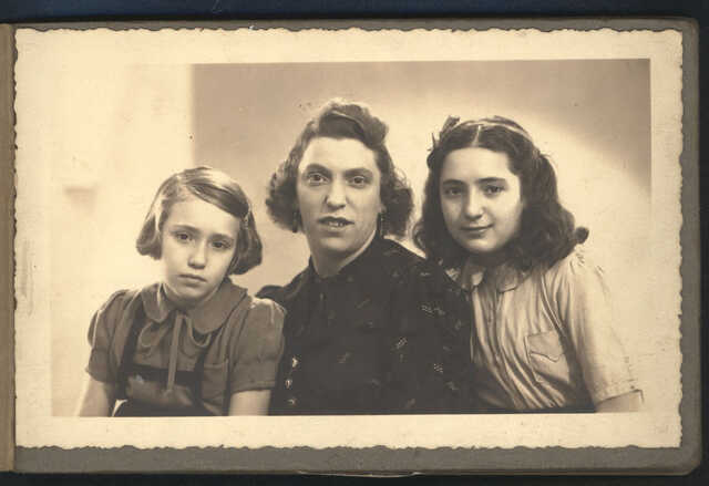 Annaatje Swaap-Brilleslijper with her two daughters Grietje (r.) and Sientje, about 1940