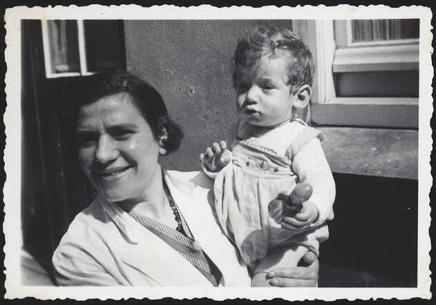 Lea Mok met haar zoontje Salomon, mei 1938