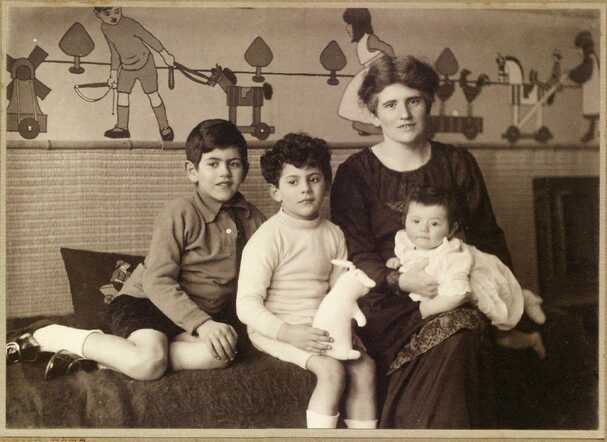 Eva Oppenheimer  met haar kinderen v.l.n.r. Alexander Hendrik Louis (Alex), Frederik Erik en Eliza Violet Alexandra, ca. 1919