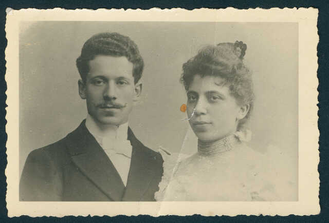 Olga de Vries-Süskind with her husband Martijn de Vries, about 1900