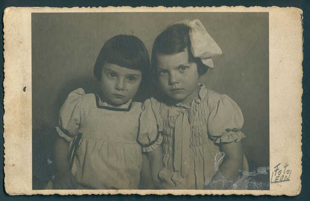 Marianne and Heintje van Leijden van Amstel, about 1938