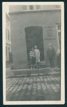 Het gezin Benjamin Emmering voor hun winkel in Lübeck, ca. 1921