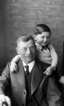 Levie (Loekie) samen met zijn grootvader Levie Sleutelberg  foto privé collectie