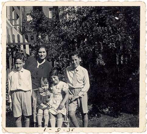 Esther Abas (the little girl), with her mother Aaltje Abas-de Vries, her 2 cousins De Vries who survived the war and her cousin Nanette (Nannie) Voet