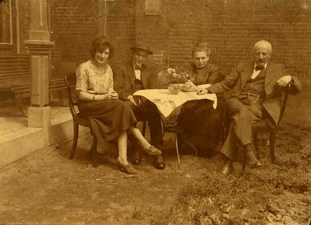 Abraham Bernard en Sophie Berkelij met hun ouders Fhilippus en Bernarda Berkelij-Meijers, juli 1922