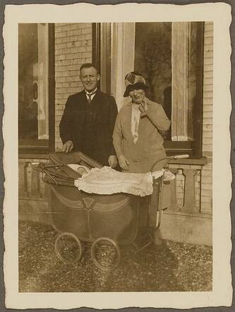 Abraham en Juliette Drukker-Cohen met in de wagen hun dochter Marjan, 26 januari 1930