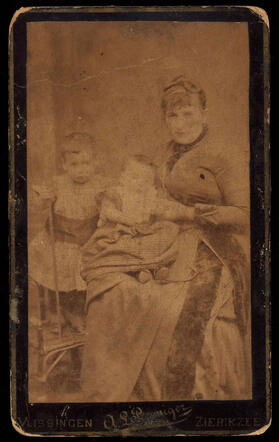Abraham Samuel en Mozes Nathan Frenk met hun moeder Mietje Frenk-van Klaveren, 1885