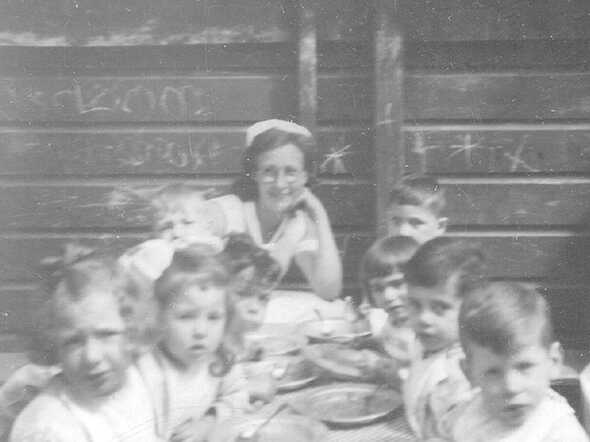 Louis Maurice (Loutje) Acathan (right row, 3rd from the top) during lunch at the Crèche, Plantage Middenlaan in Amsterdam