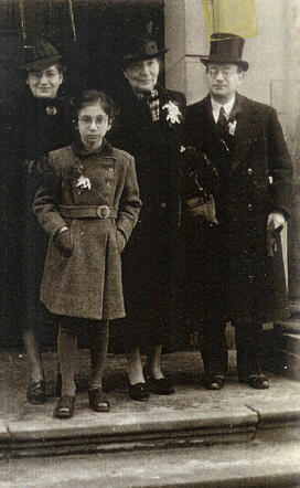Pauline Adelaar (left in front) with her parents Rudolph and Wilhelmina Adelaar-Cohen and her sister at a wedding, february 1942