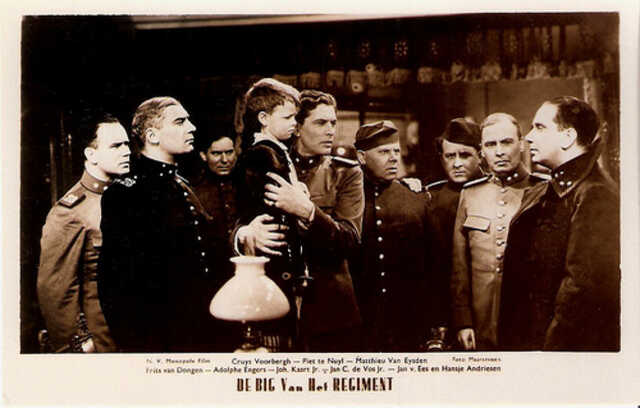 Dolf (Adolphe) Engers, acteur  in De big van het regiment, 4e. van rechts