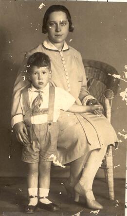 Hans Julius Ainstein with his mother Irene Ainstein-Liffgens