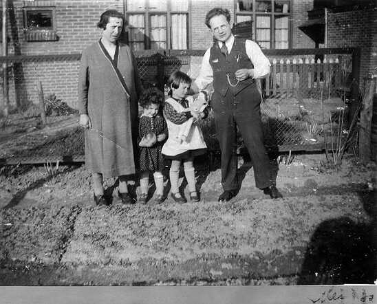 Familie Mozes, Mei 1930. Foto genomen in de achtertuin van hun woning aan de Waterhoefstraat 33 in Tilburg.