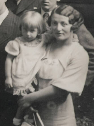 Catharina (Rina) Aldewereld, held by her mother Sophia Aldewereld-Frank