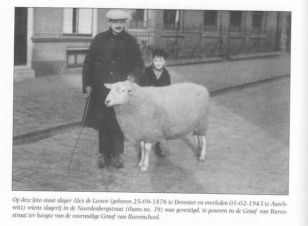 Alex de Leeuw met schaap