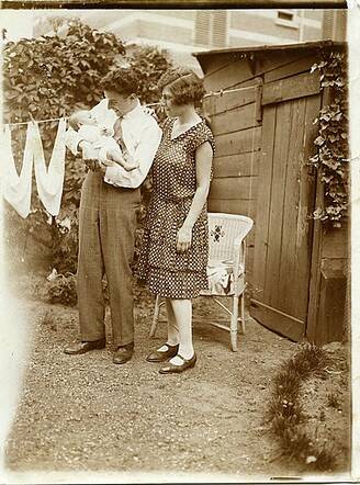 Alexander en Sophie Coppens-Berkelij met hun dochter, 17 juli 1929